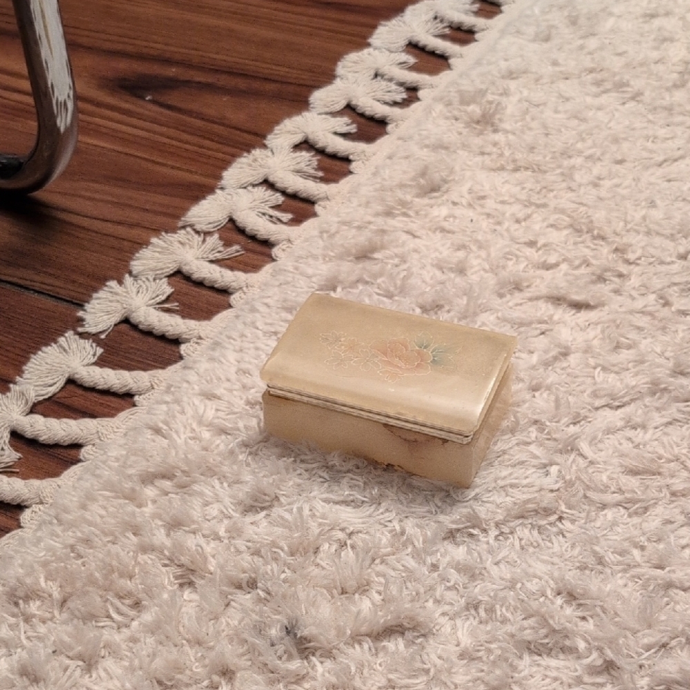 Vintage Cream Jewelry Organizer